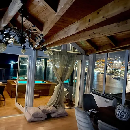 Seaview Golden Penthouse Apartament *